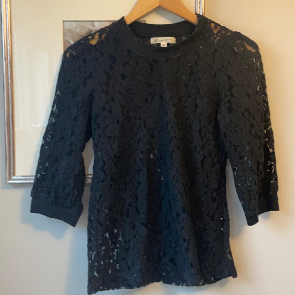 Comme Toi black floral lace shirt size small. Anthropologie